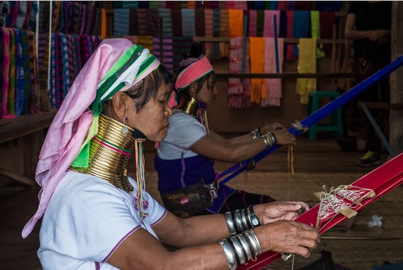 wanita leher panjang tradisi adat